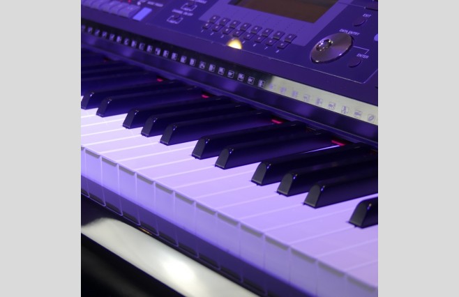 Used Yamaha CVP405 Polished Ebony Digital Piano Complete Package (SN:GBRCPH01005) - Image 13